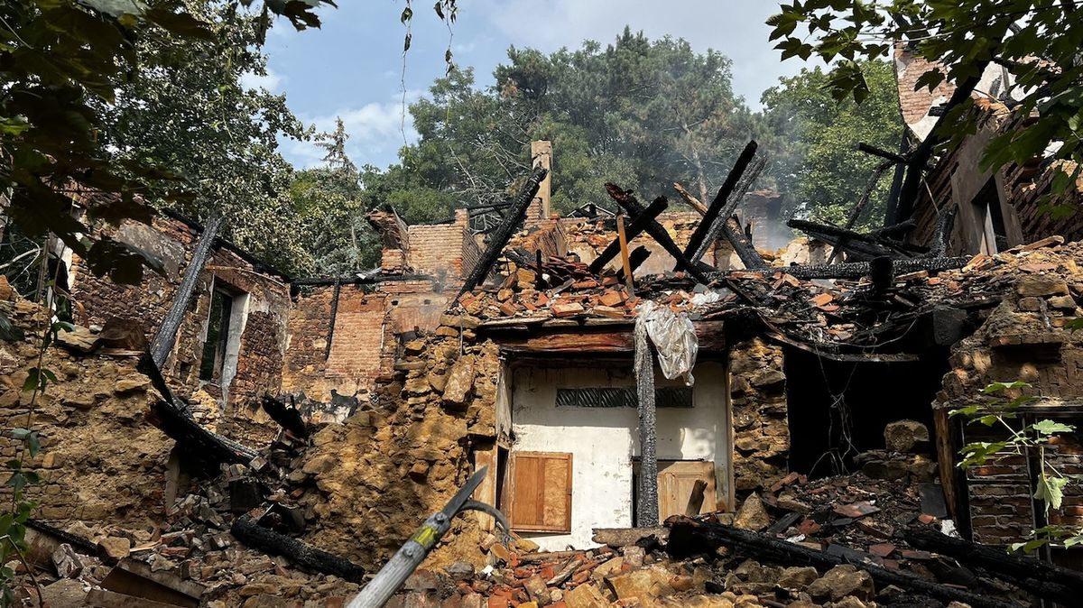 Požár zničil zámek Čertousy v Praze, hrozí zřícení